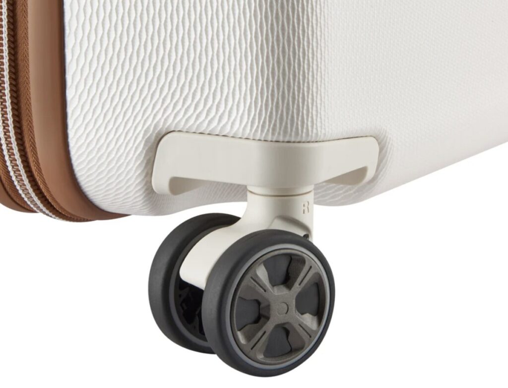 石畳もスイスイ進む静音ダブルキャスター